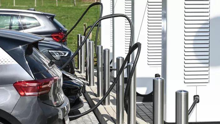 Avec Source, TotalEnergies s’investit dans les bornes de recharge de voitures électriques au Royaume-Uni