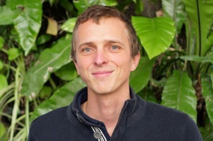 “Plus de 50 % du gaspillage de fruits et légumes a lieu à la source de la production agricole” : avec Atypique, Simon Charmette donne une seconde chance aux produits déclassés.